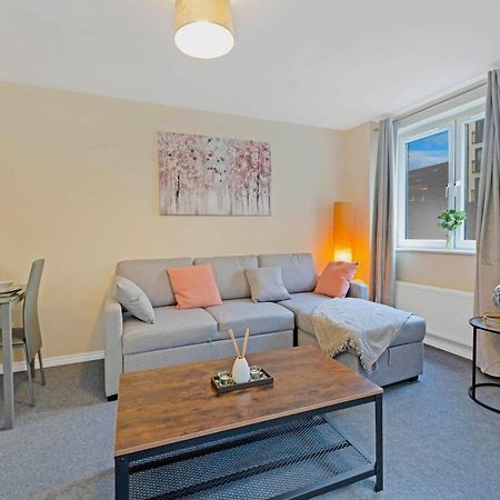 Modern & Spacious 2 Bedroom Serviced Apartment Next To Lochend Park - Private Underground Parking & Lift Available - Close To Edinburgh City Centre 외부 사진