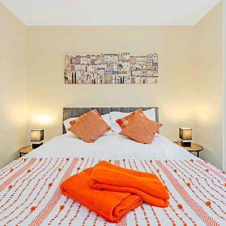 Modern & Spacious 2 Bedroom Serviced Apartment Next To Lochend Park - Private Underground Parking & Lift Available - Close To Edinburgh City Centre 외부 사진