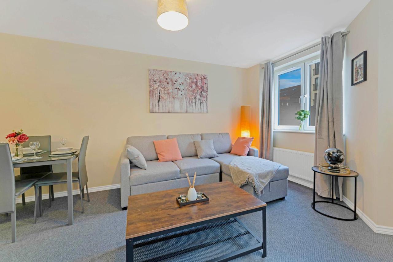 Modern & Spacious 2 Bedroom Serviced Apartment Next To Lochend Park - Private Underground Parking & Lift Available - Close To Edinburgh City Centre 외부 사진