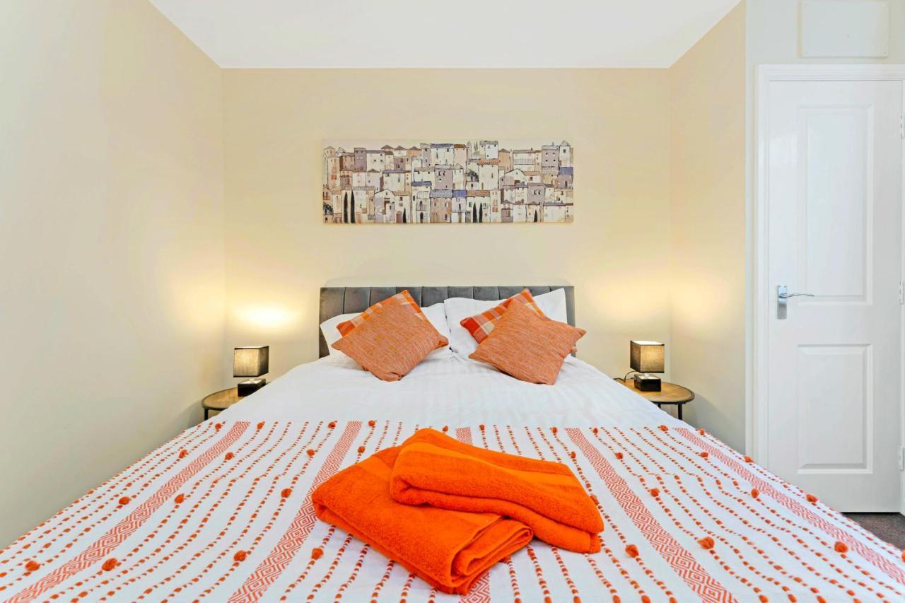 Modern & Spacious 2 Bedroom Serviced Apartment Next To Lochend Park - Private Underground Parking & Lift Available - Close To Edinburgh City Centre 외부 사진