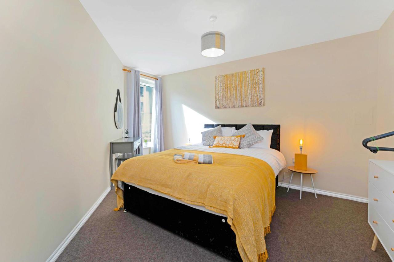 Modern & Spacious 2 Bedroom Serviced Apartment Next To Lochend Park - Private Underground Parking & Lift Available - Close To Edinburgh City Centre 외부 사진