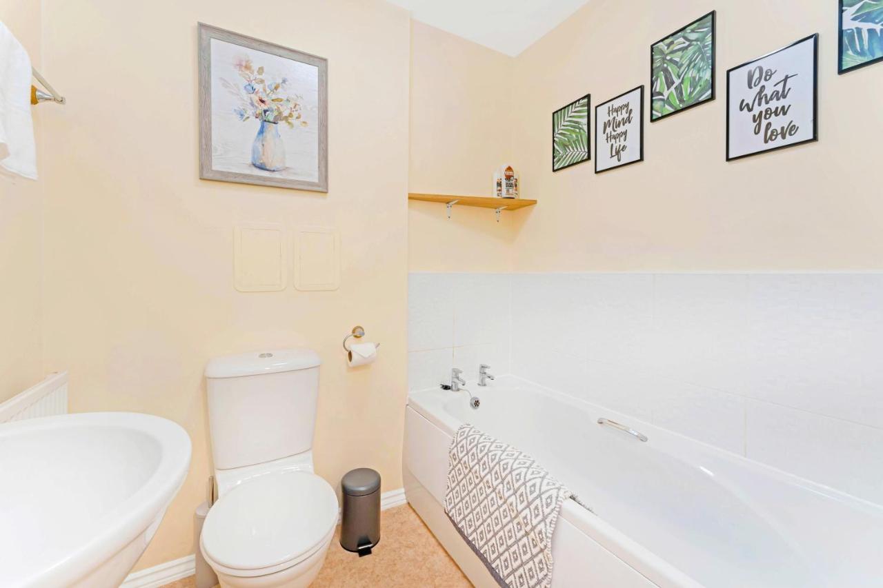 Modern & Spacious 2 Bedroom Serviced Apartment Next To Lochend Park - Private Underground Parking & Lift Available - Close To Edinburgh City Centre 외부 사진