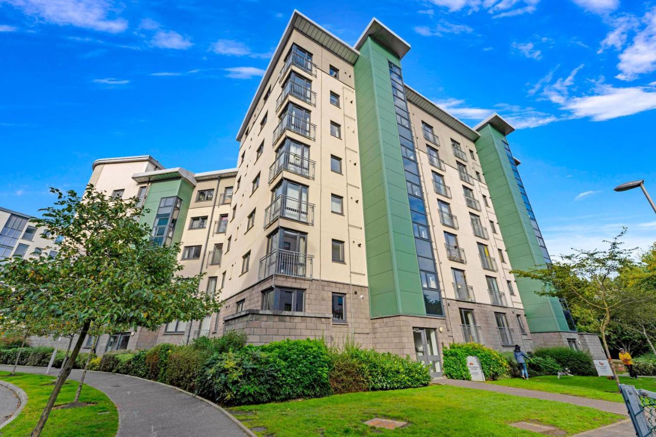 Modern & Spacious 2 Bedroom Serviced Apartment Next To Lochend Park - Private Underground Parking & Lift Available - Close To Edinburgh City Centre 외부 사진