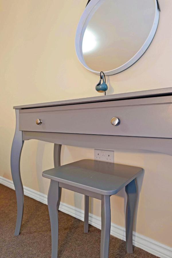 Modern & Spacious 2 Bedroom Serviced Apartment Next To Lochend Park - Private Underground Parking & Lift Available - Close To Edinburgh City Centre 외부 사진