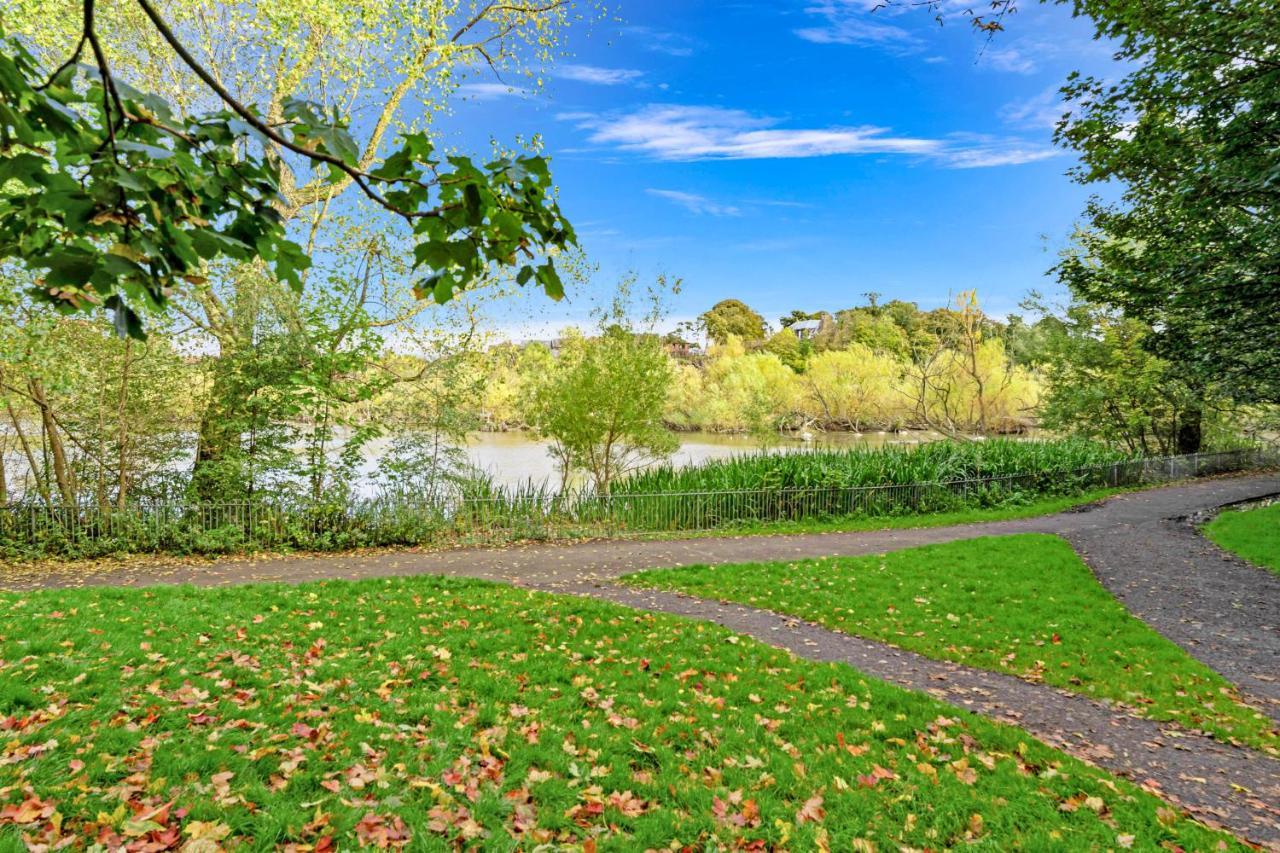Modern & Spacious 2 Bedroom Serviced Apartment Next To Lochend Park - Private Underground Parking & Lift Available - Close To Edinburgh City Centre 외부 사진