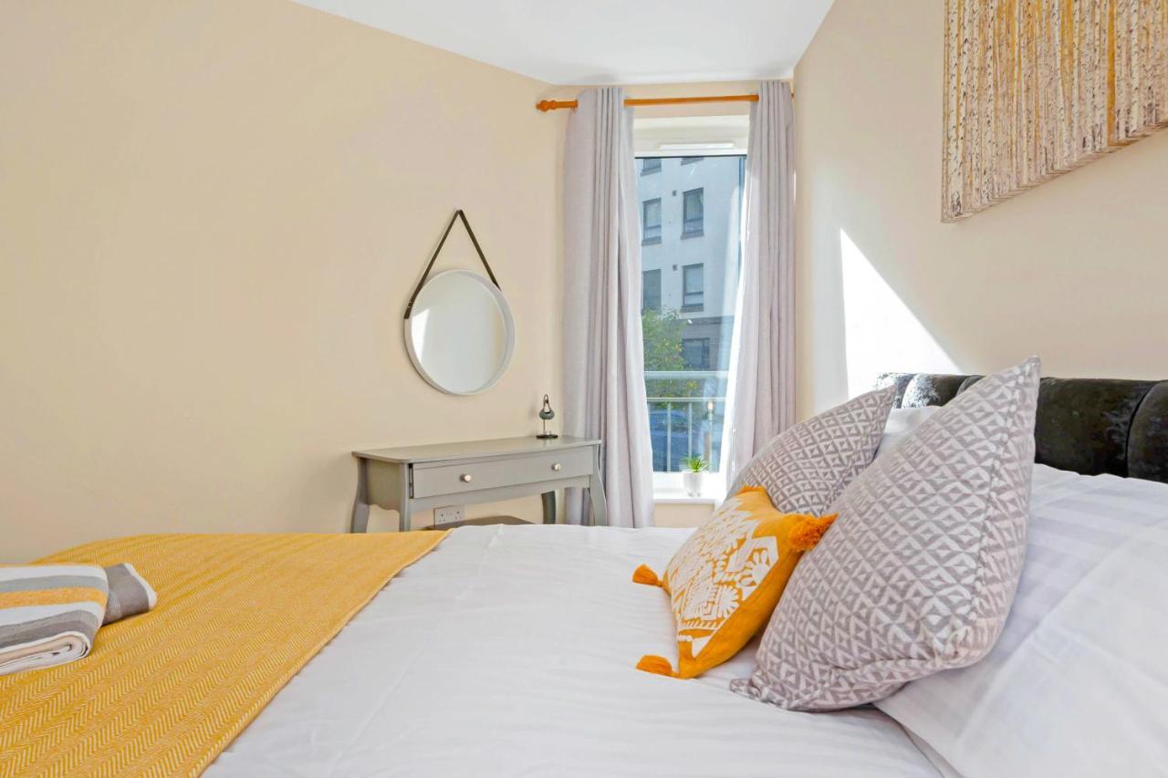Modern & Spacious 2 Bedroom Serviced Apartment Next To Lochend Park - Private Underground Parking & Lift Available - Close To Edinburgh City Centre 외부 사진