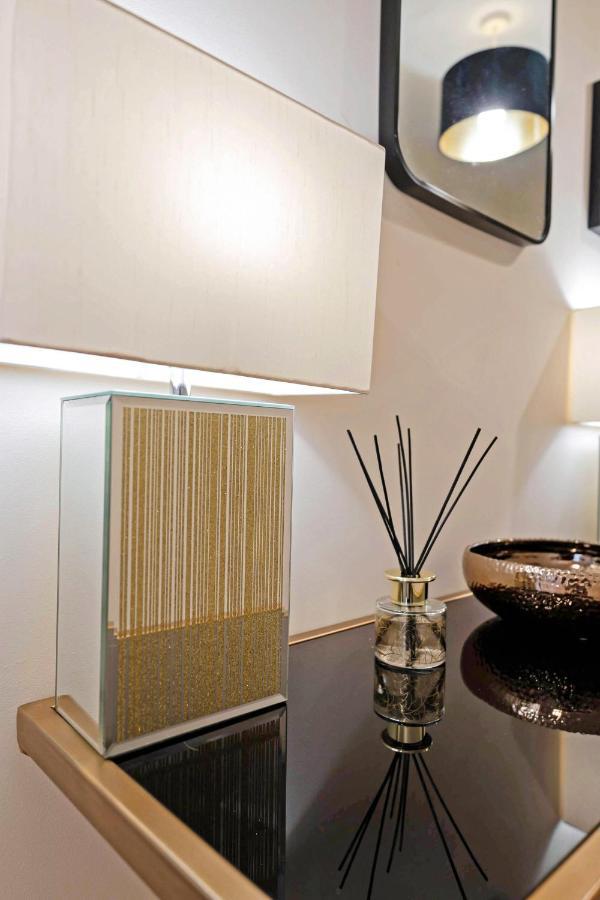 Modern & Spacious 2 Bedroom Serviced Apartment Next To Lochend Park - Private Underground Parking & Lift Available - Close To Edinburgh City Centre 외부 사진