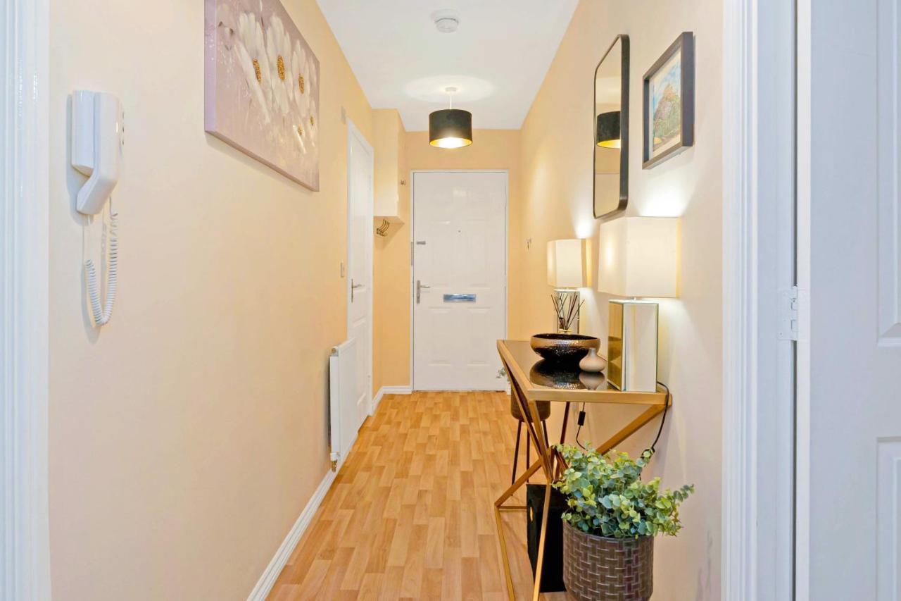 Modern & Spacious 2 Bedroom Serviced Apartment Next To Lochend Park - Private Underground Parking & Lift Available - Close To Edinburgh City Centre 외부 사진